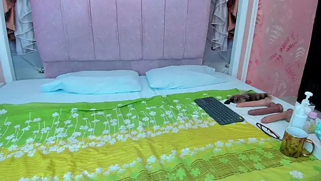 mishell lovely online show from November 13, 2025, 3:27 pm