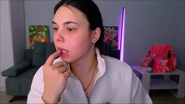 queenofthesense  online show from November 17, 2025, 10:52 am