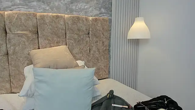 leilapons online show from October 4, 2025, 5:58 pm