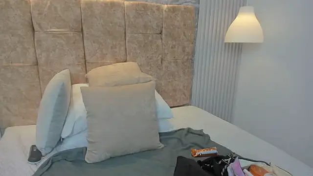 leilapons online show from September 25, 2025, 5:52 pm