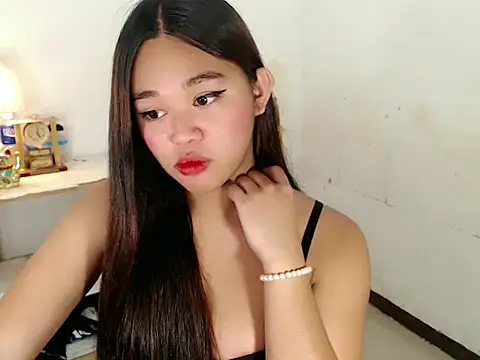 Malia cummer online show from November 9, 2025, 3:32 am