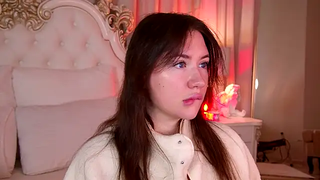 MeganStrain online show from December 17, 2025, 3:33 am