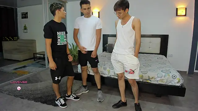 Bisexlifehot   online show from September 13, 2025, 10:54 pm