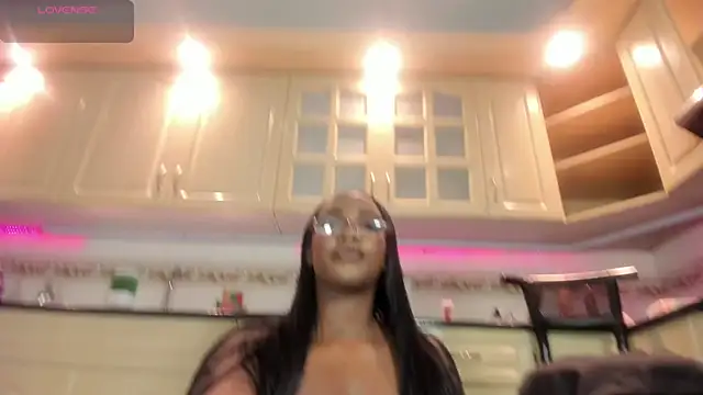 ReinaMiah online show from November 7, 2025, 3:44 am