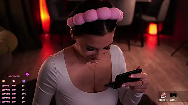 MaryHols online show from October 6, 2025, 4:41 pm