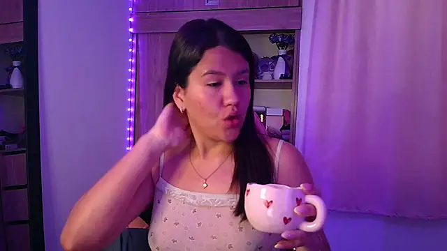 Oliviawatson1 online show from May 2, 2026, 12:10 pm