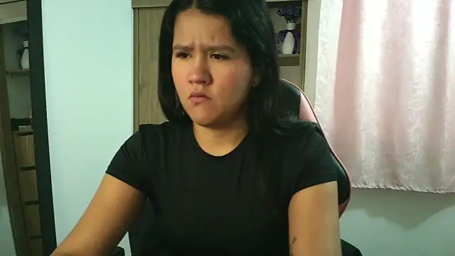 Oliviawatson1 online show from December 5, 2025, 1:10 pm