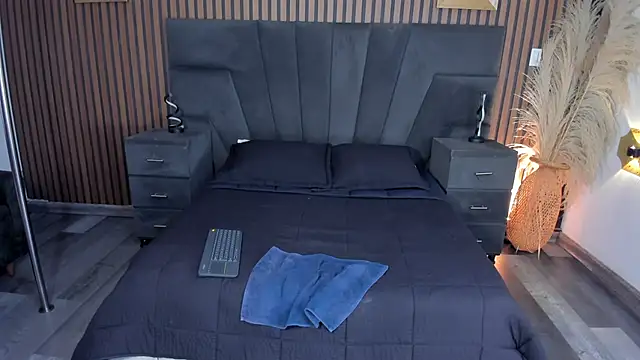 NahomiRichards  online show from May 8, 2026, 5:44 am