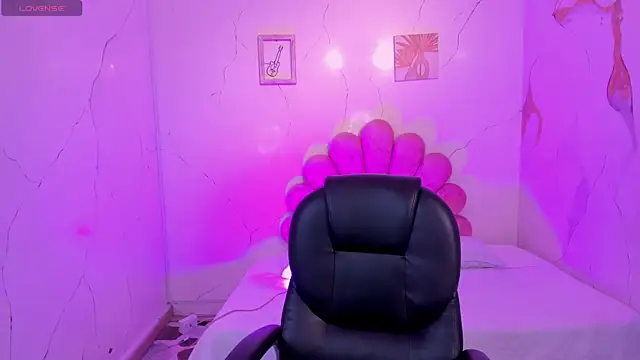 NahomiRichards  online show from June 11, 2026, 5:04 am