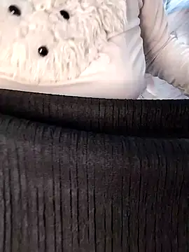 linhlinh xx87 online show from October 24, 2025, 12:37 pm