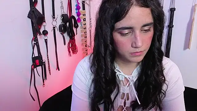 elowen halley1 online show from April 25, 2026, 7:33 pm