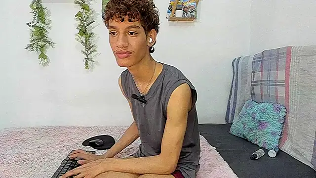 Snapshot of Peterfrost19 chatting on November 13, 2025, 10:24 pm Peterfrost19 online show from November 13, 2025, 10:24 pm