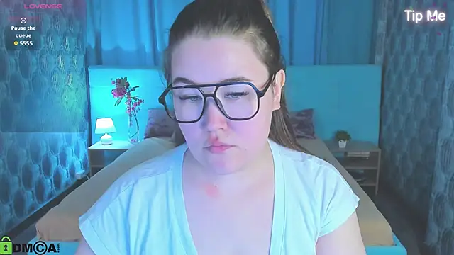 Tara Torres online show from September 22, 2025, 8:09 am