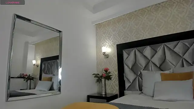 Layla Mackenzie online show from October 4, 2025, 12:01 am