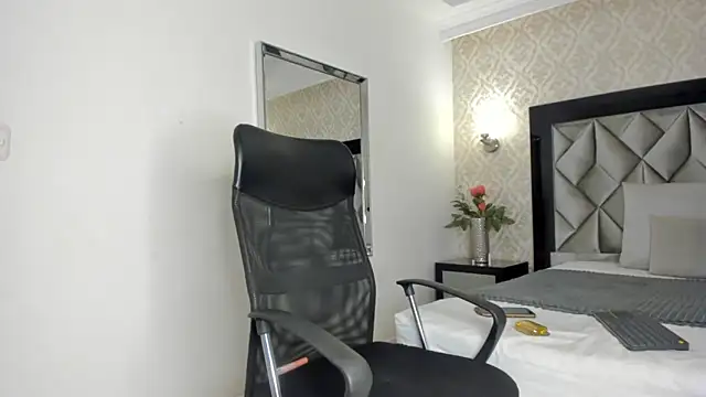 Layla Mackenzie online show from September 13, 2025, 4:23 am