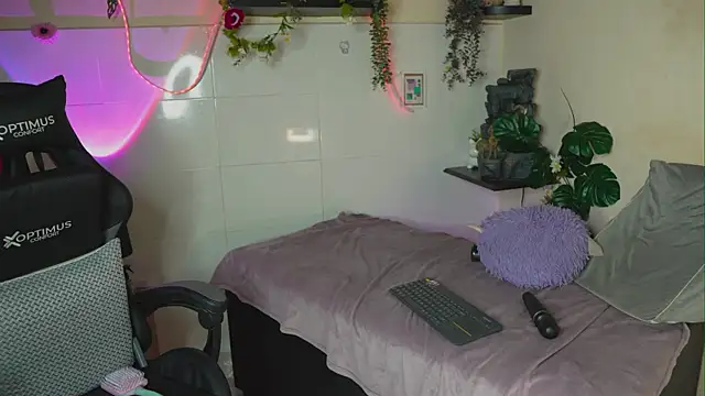 Lana Herondale online show from April 6, 2026, 3:57 am