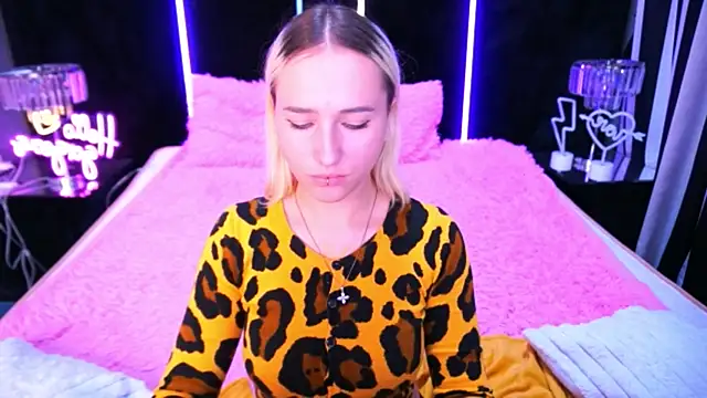 LilElfie online show from October 8, 2025, 7:21 am