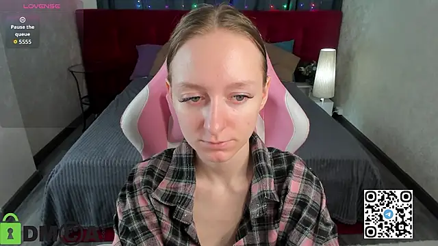 Mia E1fie online show from February 3, 2026, 11:32 pm