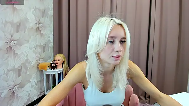 cute luucy online show from October 16, 2025, 2:53 am