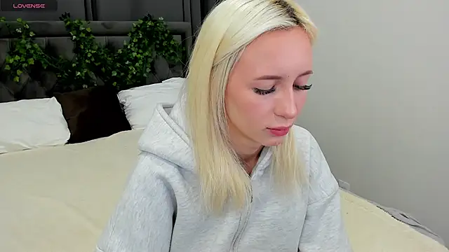 cute luucy online show from November 19, 2025, 2:44 am