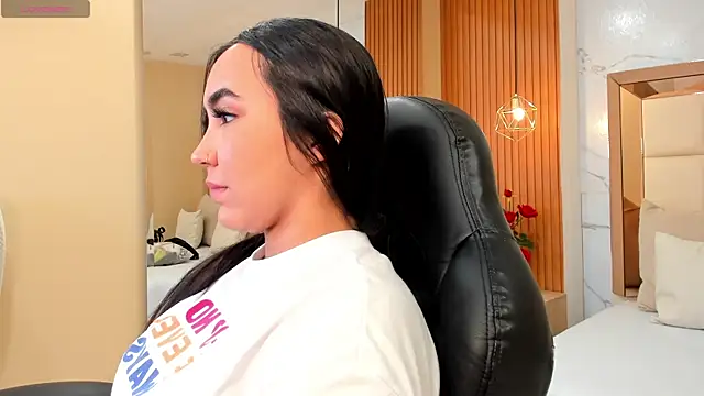 julieta rosee online show from November 25, 2025, 9:48 pm