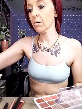 Purple2StayThnxx online show from May 12, 2026, 4:24 pm