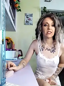 Purple2StayThnxx online show from May 14, 2026, 6:05 pm