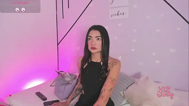 MiahCornell  online show from February 13, 2026, 10:32 pm