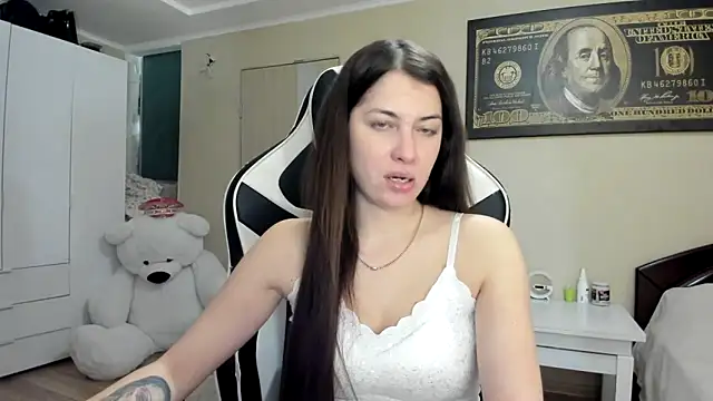 EmiLovsi online show from October 8, 2025, 8:09 pm