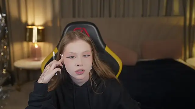 Esmie Smile online show from September 19, 2025, 10:36 pm