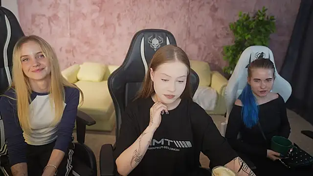 Esmie Smile online show from September 15, 2025, 2:50 pm