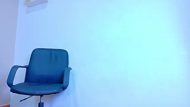 Snapshot of RiriiBrunette__ chatting on March 6, 2026, 8:48 pm RiriiBrunette online show from March 6, 2026, 8:48 pm