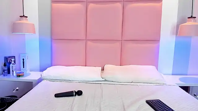 JulianaValencia online show from December 1, 2025, 10:32 pm