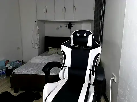 eattmebabyy online show from November 30, 2025, 12:06 pm