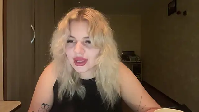 sunshinyflash online show from December 5, 2025, 5:44 pm