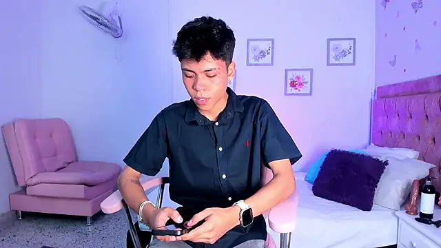 Snapshot of MaxiWildd chatting on June 4, 2026, 1:05 pm MaxiWildd online show from June 4, 2026, 1:05 pm
