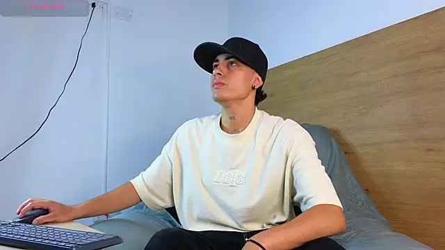 Snapshot of Stiven_Benet_ chatting on September 20, 2025, 4:01 pm Stiven Benet online show from September 20, 2025, 4:01 pm