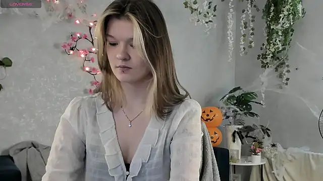 Kati Li online show from October 30, 2025, 10:35 am