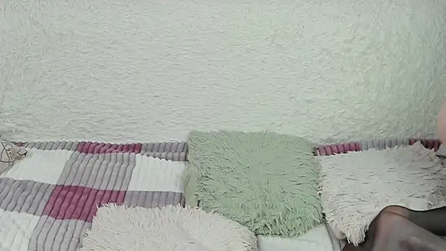 yourkriss new1 online show from November 8, 2025, 7:28 pm