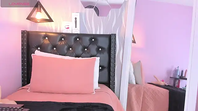 lucia-cute online show from April 23, 2026, 7:04 pm