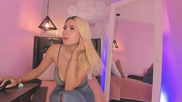 lucia-cute online show from March 16, 2026, 7:16 pm