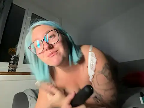 lablonde2025 online show from September 30, 2025, 7:42 pm