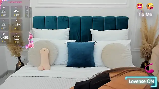 Snapshot of MonCarla chatting on October 26, 2025, 6:25 am MonCarla online show from October 26, 2025, 6:25 am