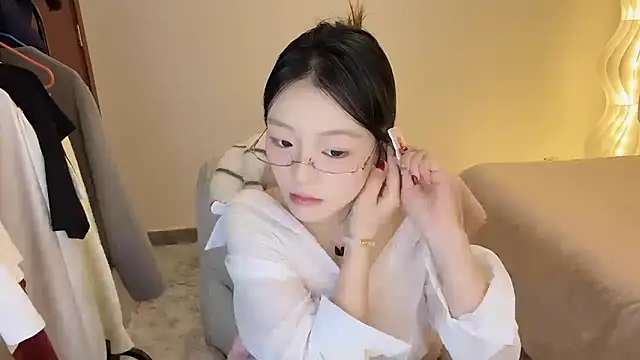 Robin-o3 online show from December 4, 2025, 4:39 pm