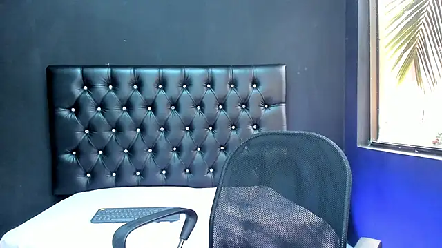 amanda noir online show from December 1, 2025, 7:26 pm