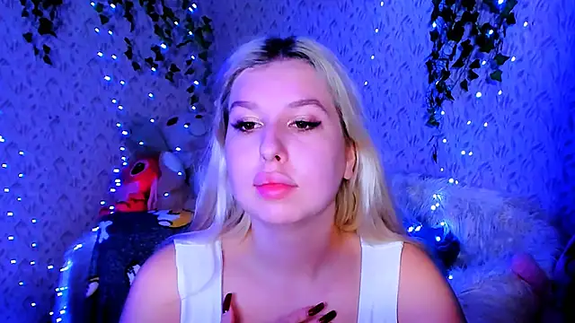 ChloeRicc online show from November 11, 2025, 8:03 pm