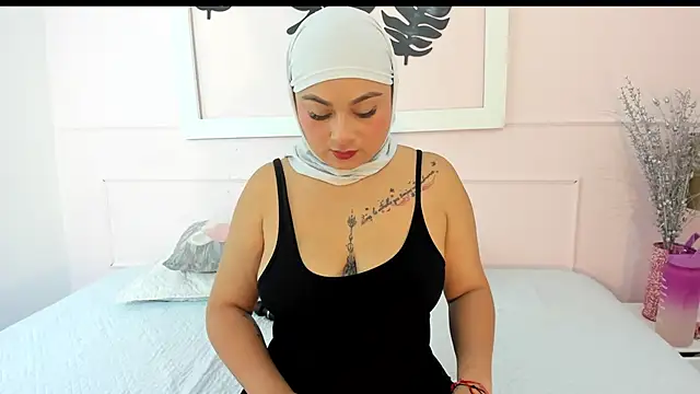 azaharaaa  online show from September 26, 2025, 11:39 am