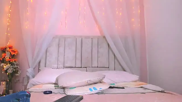 Rachellcooperrr online show from October 19, 2025, 10:45 pm