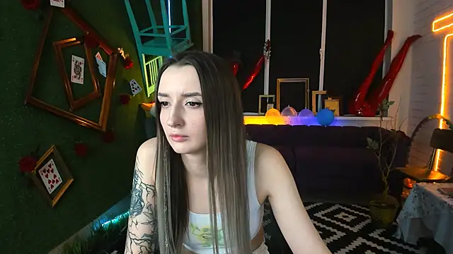 AliceLids online show from October 15, 2025, 7:55 pm