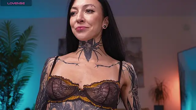 Alise Eve  online show from September 30, 2025, 6:25 pm